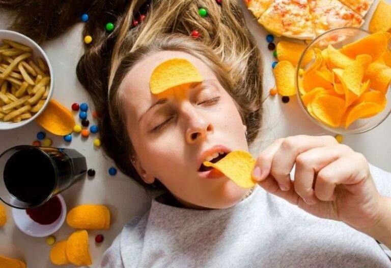 3 hábitos ao comer que arruínam sua pele e você ainda repete
