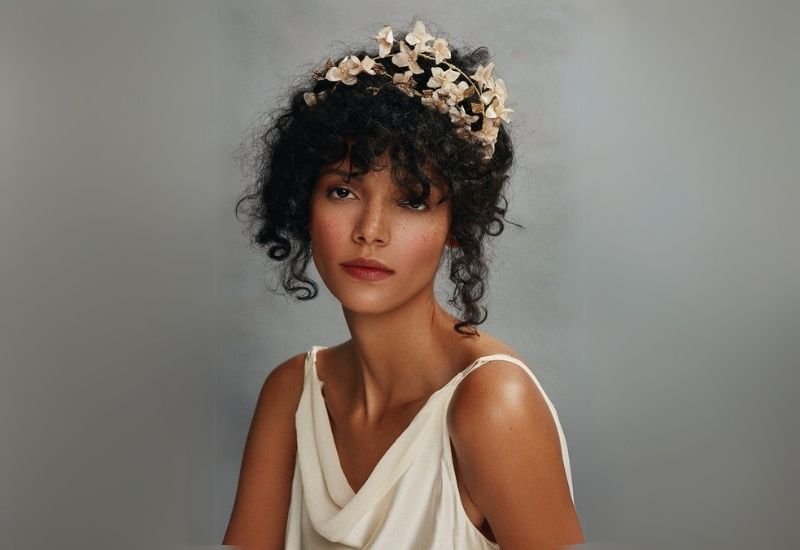 Cabelo-cacheado-solto-com-tiara-de-flores