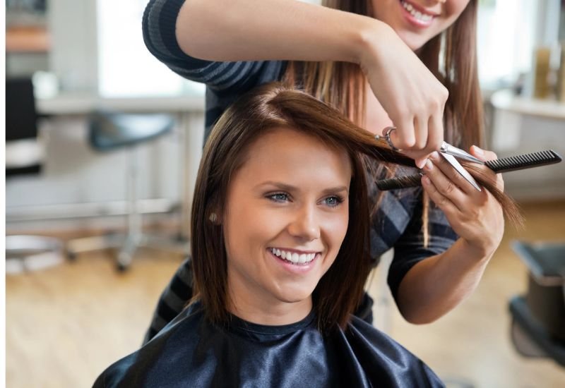 Cortar-o-cabelo-em-casa-vale-a-pena