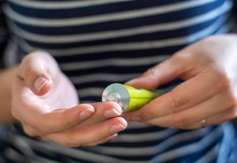 Melhores pomadas para manchas no rosto e como usar