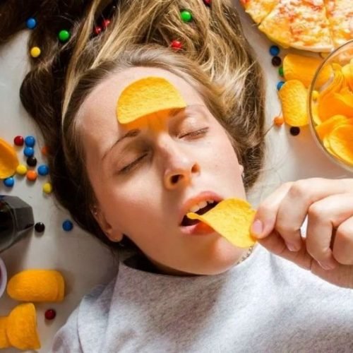 3 hábitos ao comer que arruínam sua pele e você ainda repete