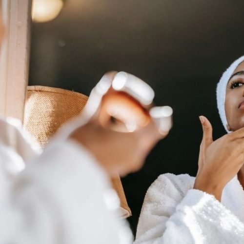 Como fazer uma massagem facial simples em casa